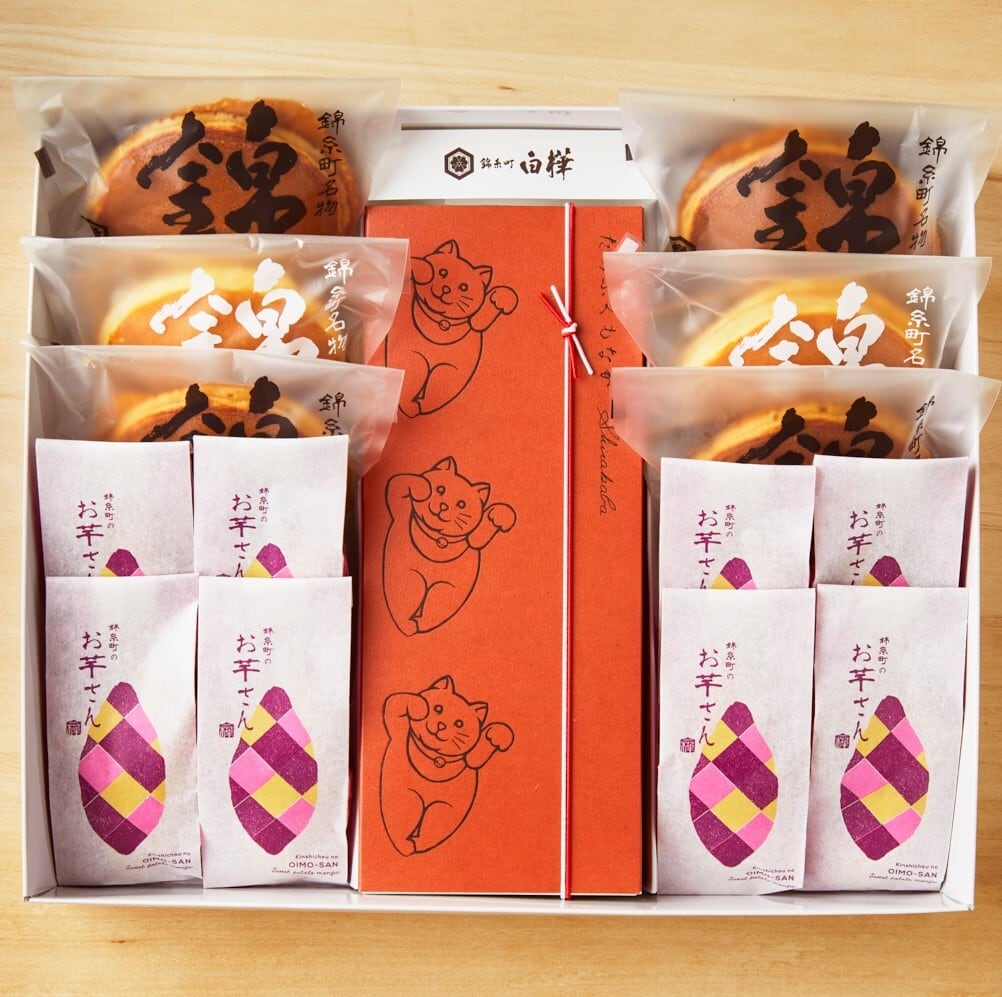 ぽっちゃりした招き猫がモチーフの最中も入った和菓子の詰め合わせは贈答品としても大人気
