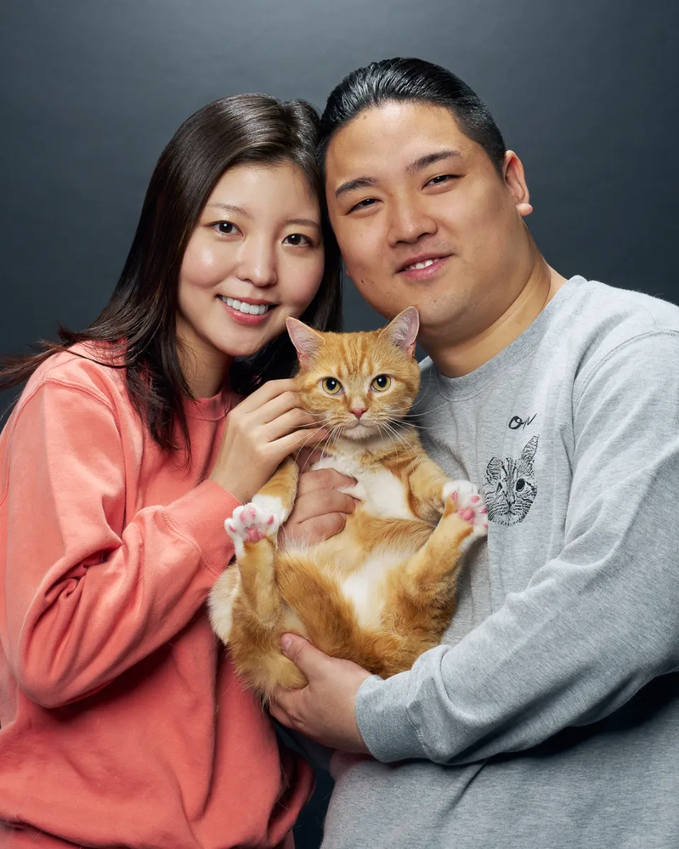 猫と一緒に撮影する家族写真