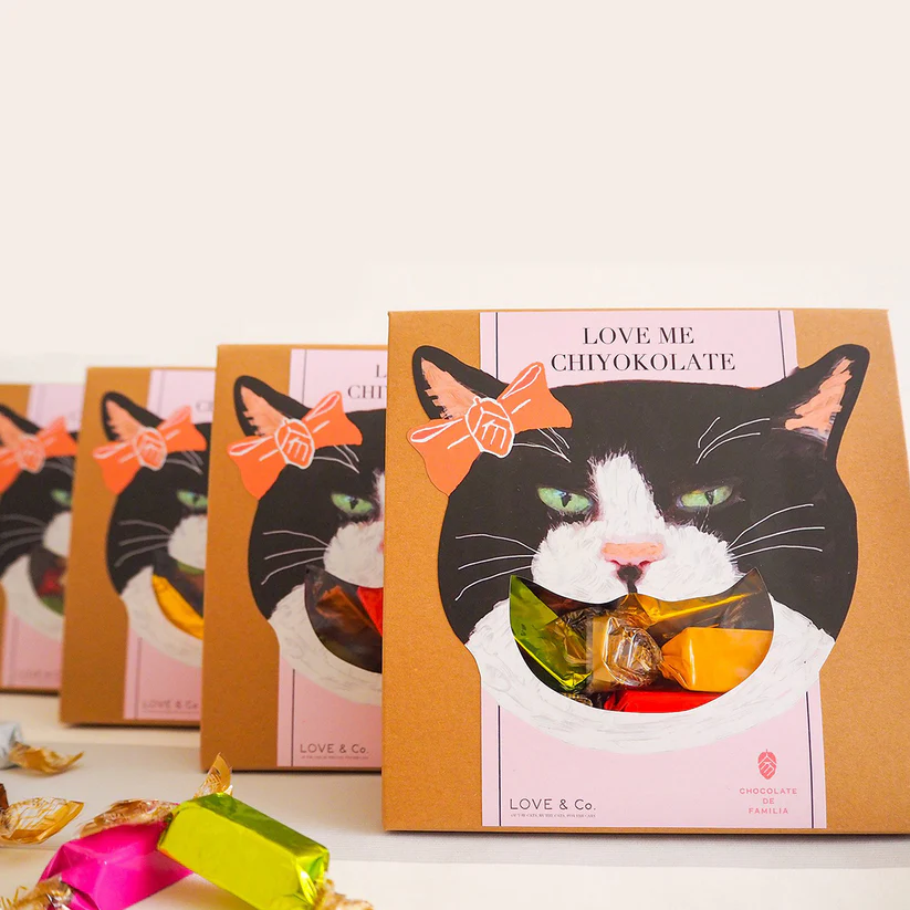 ラブコ卒業生の元保護猫チヨ子の猫イラストが大人気のチョコレート「ショコラ・ダ・ファミリア  カラフルチヨ子レート」