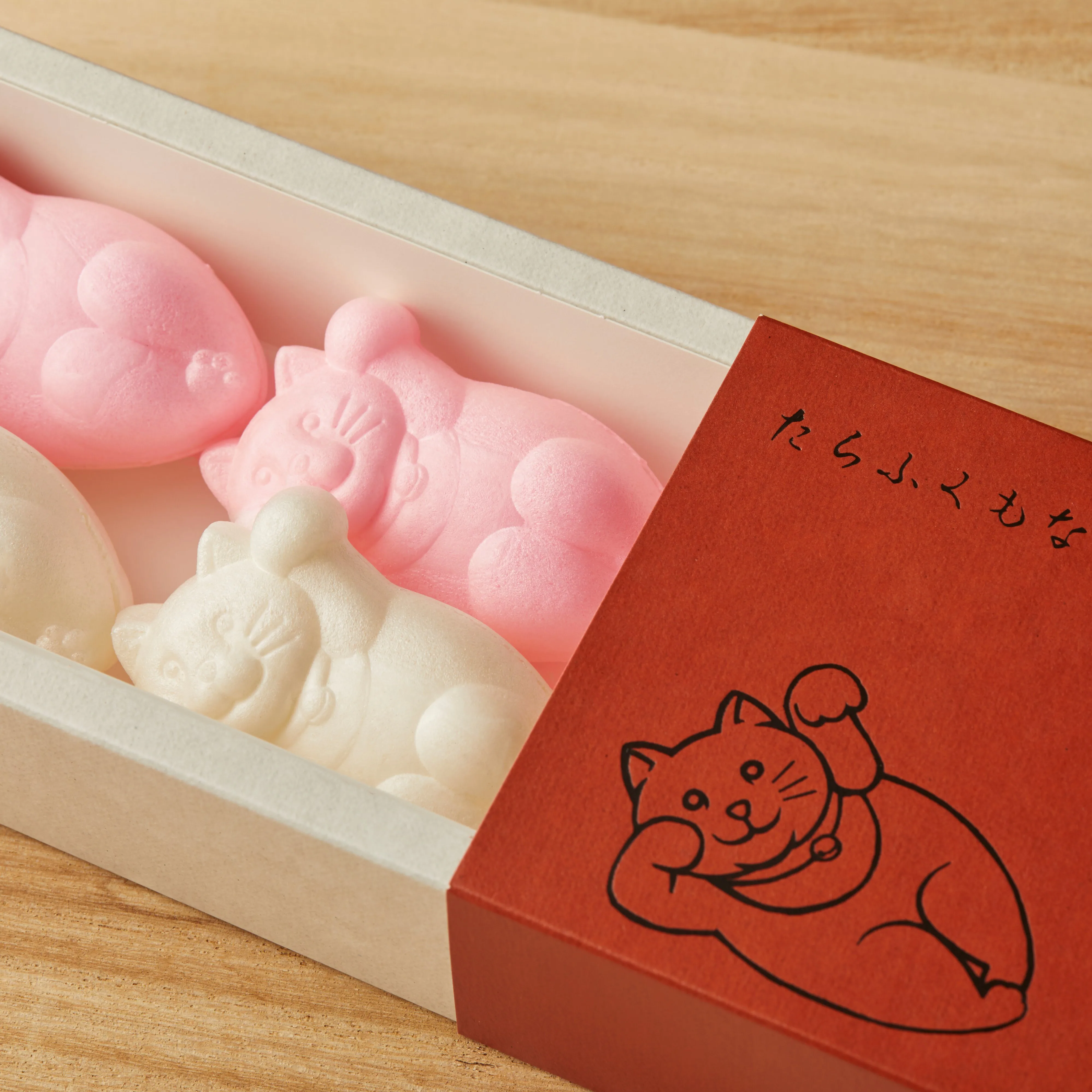 おめでたい時にだけ現れる期間限定の紅白の猫さん最中「たらふくもなか祝い箱」
