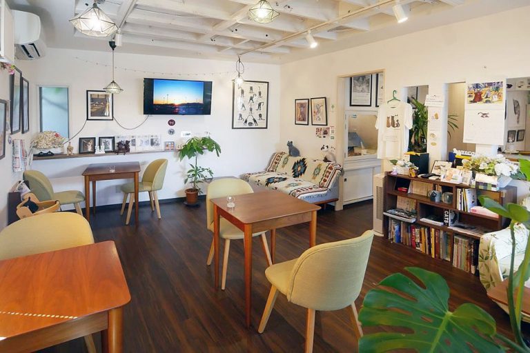 看板猫がいる下北沢の喫茶店「よりみちカフェにゃん＆ピース」はくつろぎの空間