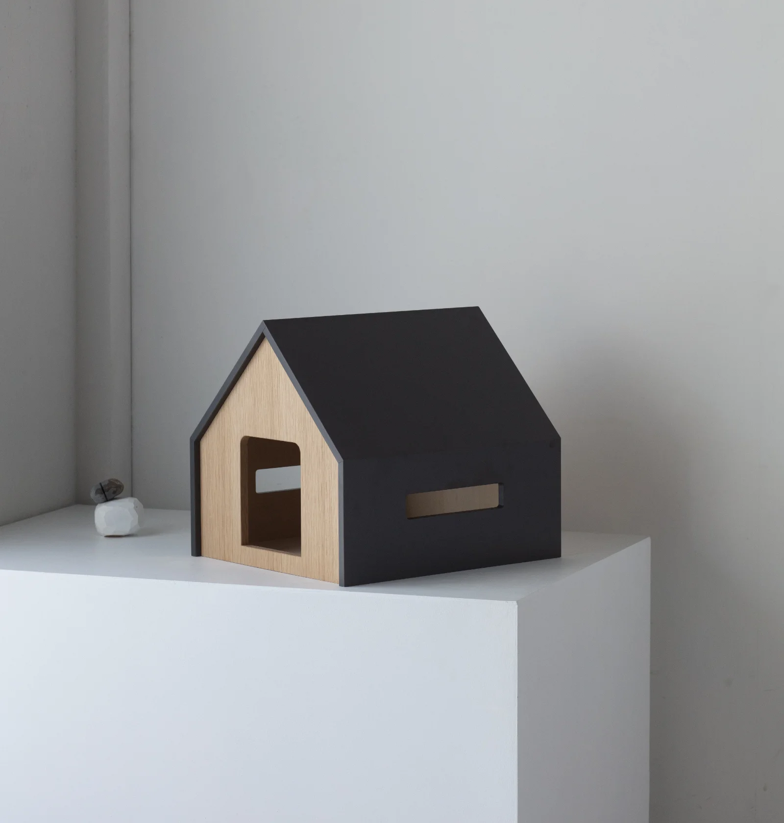  『職人が仕立てる、木のやさしさと洗練されたデザイン』が大人気の“HÜTTE（ヒュッテ）”の猫小屋（ペットハウス）