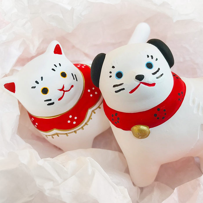 迷子の猫との再会・猫の健康・長寿、感謝を伝える「佐助稲荷神社」の猫柄の人形