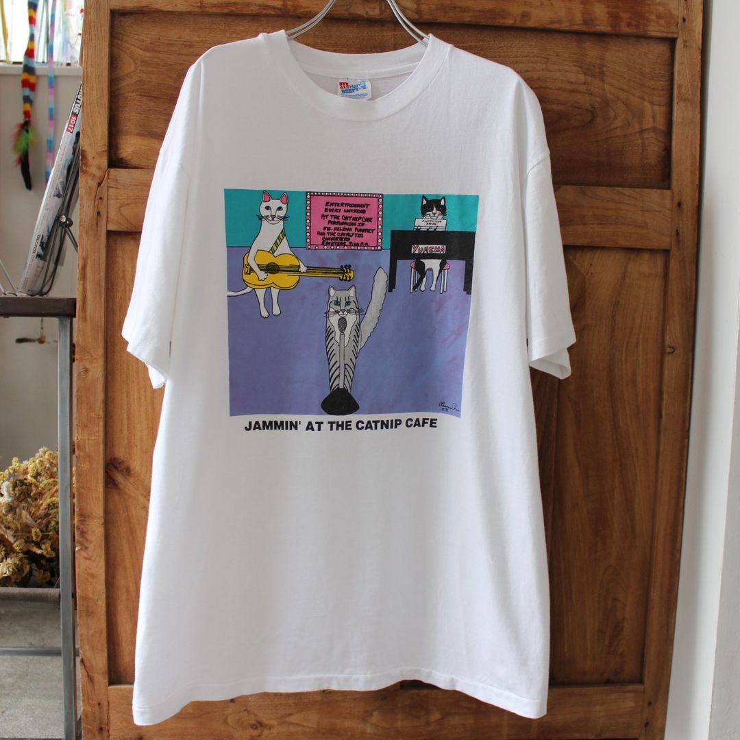 ユニークな猫イラストが人気のTシャツ